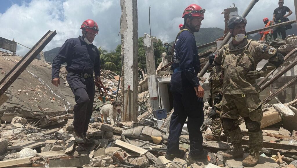 Bomberos españoles buscan con la perra Ivy entre los escombros en La Guaira (Venezuela) por Susana Samhan para RTVE. La fuerza mental del bombero ante una catástrofe.