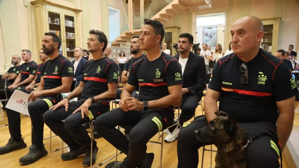 Efectivos del Consorcio de Prevención y Extinción de Incendios (CPEI) de la Diputación de Badajoz que han trabajado en labores de rescate tras el terremoto de Venezuela por elDiarioex
